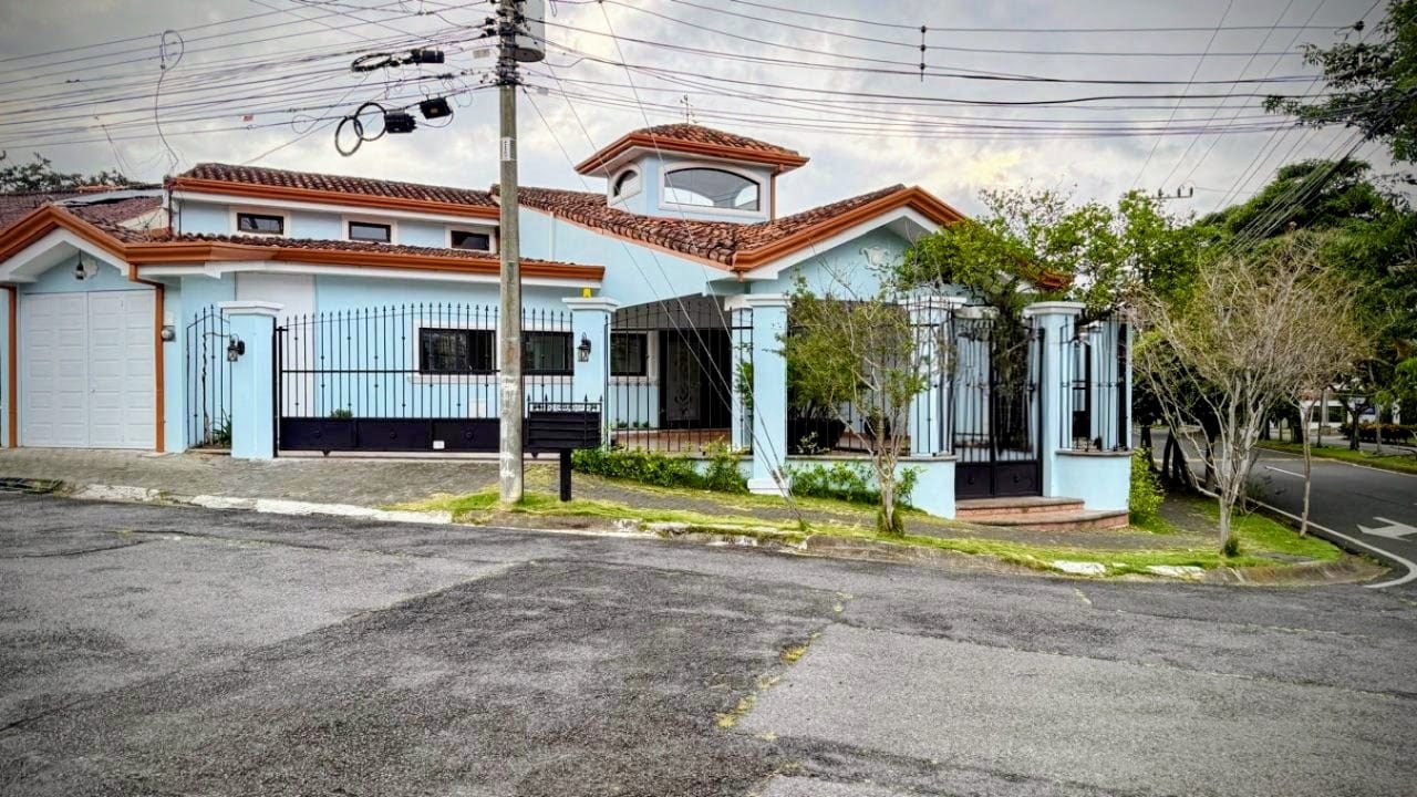 Elegante casa en Venta en Heredia Belén- Con piscina y Jacuzzi