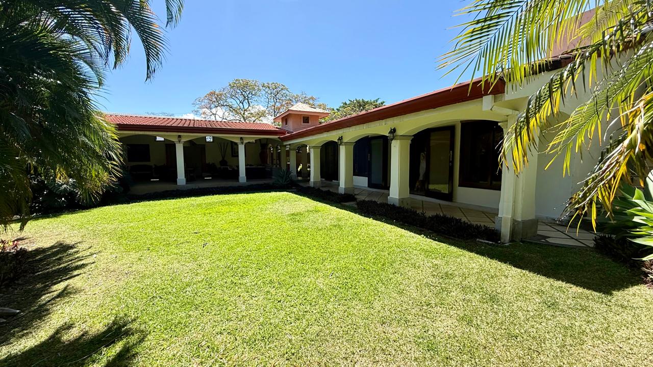 Venta de casa en Cariari amplia con Jardines-Amplio Garage
