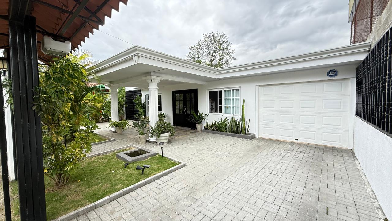 Casa en Venta en Cariari Belén con Terraza BBQ y Jardín