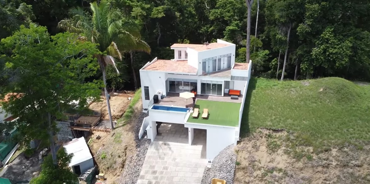 Casa de 3 Niveles en Venta- Frente al Mar en Punta Leona