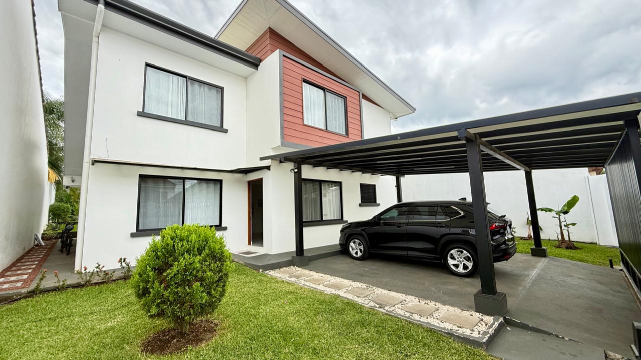 Casa en alquiler Bosques Doña Rosa Belén amueblada con jardín